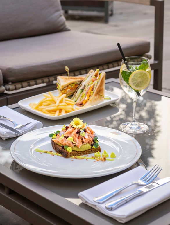 sommerlicher Innenhof im Hotel Taschenbergpalais Kempinski Dresden